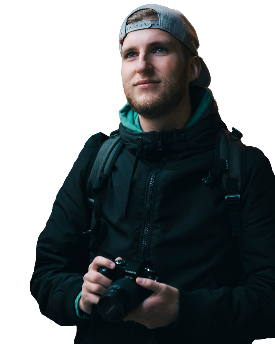 Dieses Bild zeigt den Fotografen und Ersteller der Website, wie er eine Kamera hält und zuversichtlich gen Horizont guckt