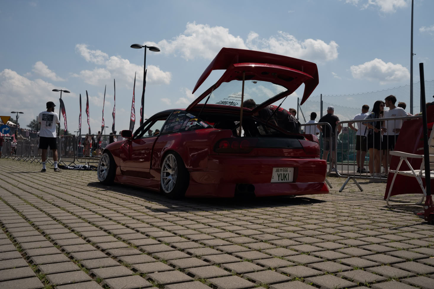 unbearbeitet auto vorher nachher rot editing sonne rennstrecke menschen